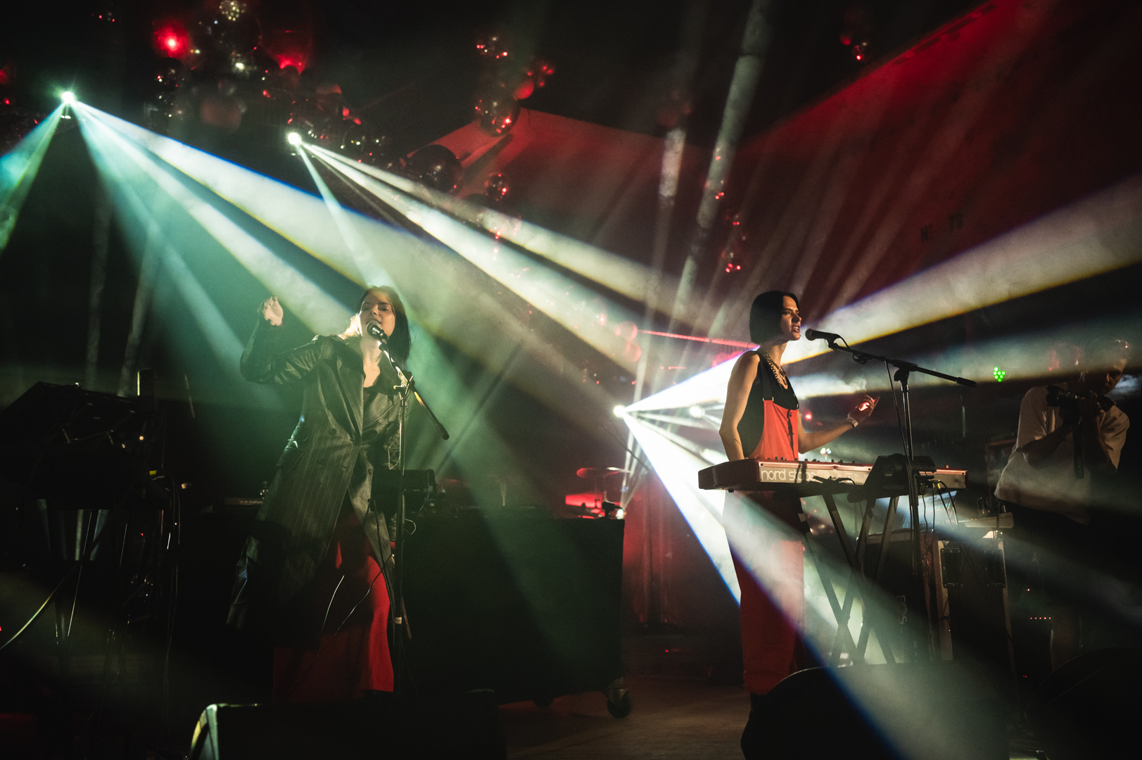 Bloom Twins live performance with light beams